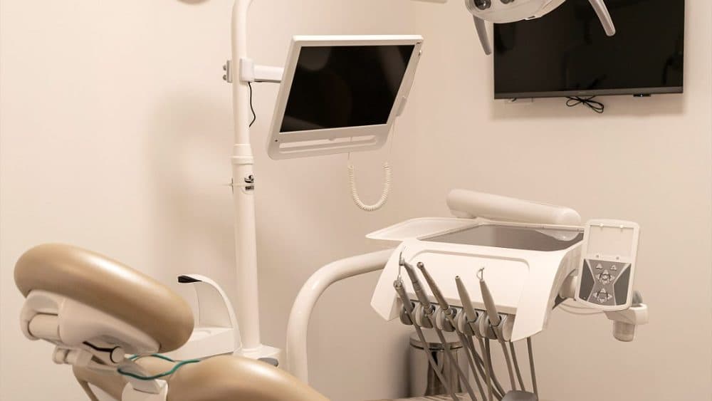 Sillón y equipamiento de un consultorio de la sede Nueva Córdoba.