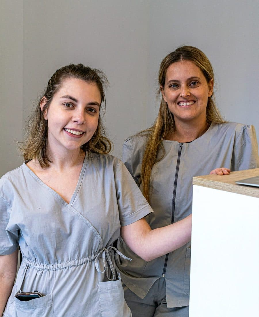 Las profesionales de Smile Lab en la recepción de la clínica.