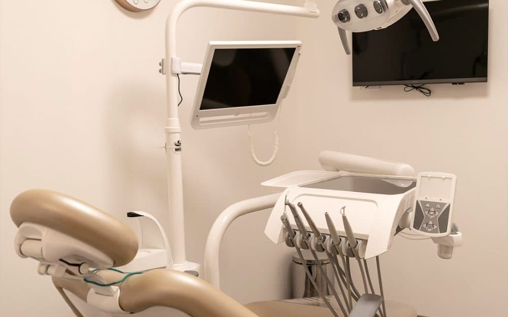 Sillón y equipamiento de un consultorio de la sede Nueva Córdoba.