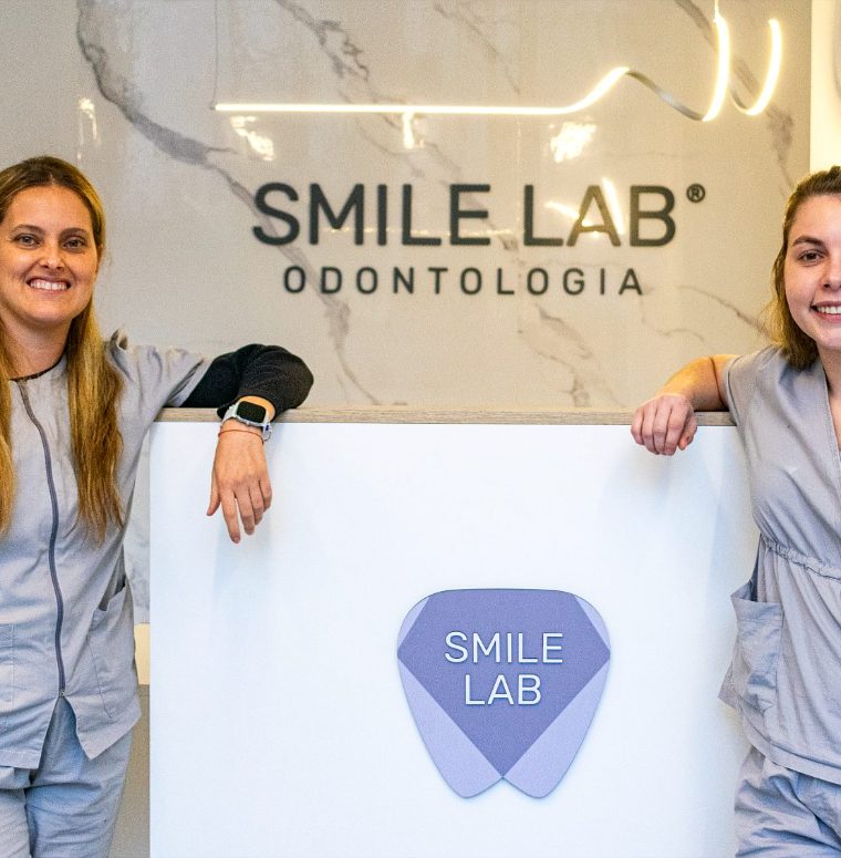 Equipo de Smile Lab en la recepción de la clínica.